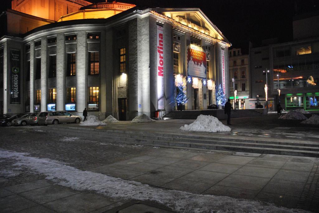 Hostel Kamienica Rynek 7 คาโตวีตเซ ภายนอก รูปภาพ