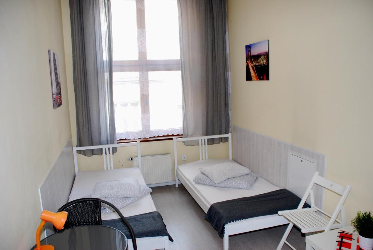 Hostel Kamienica Rynek 7 คาโตวีตเซ ภายนอก รูปภาพ