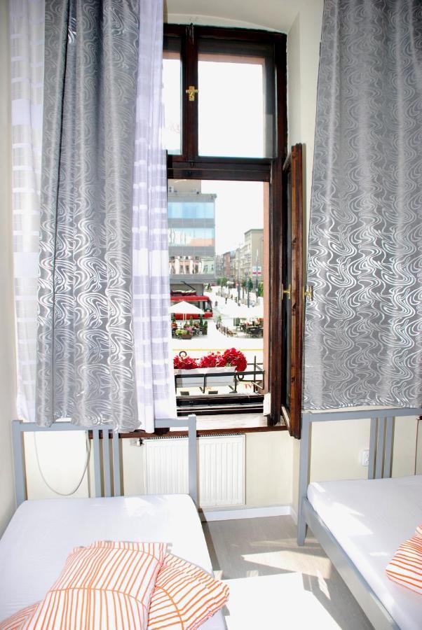 Hostel Kamienica Rynek 7 คาโตวีตเซ ภายนอก รูปภาพ